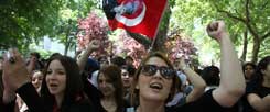 Taksim-Platz, Istanbul, in dieser Woche: Studentinnen und Studenten demonstrieren gegen Erdogans Politik. (Foto: pa/ap/Stavrakis)