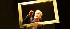 Wer ist hier der Star - der Künstler oder sein Publikum? Jürgen Becker schaut durch den Bilderrahmen auf die voll besetzten Reihen im Engelshof in Köln-Porz.(Foto: Otten) Wer ist hier der Star - der Künstler oder sein Publikum? Jürgen Becker schaut durch den Bilderrahmen auf die voll besetzten Reihen im Engelshof in Köln-Porz.(Foto: Otten)