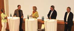 Publik-Forum-Podium in Essen: Silke Niemeyer (links), Christoph Butterwegge, Moderatorin Barbara Tambour, Bruno Wenn und Wolfgang Kessler (Foto: Heitkamp) Publik-Forum-Podium in Essen: Silke Niemeyer (links), Christoph Butterwegge, Moderatorin Barbara Tambour, Bruno Wenn und Wolfgang Kessler (Foto: Heitkamp)