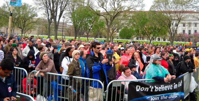Die Atheisten in den USA haben großen Zulauf: 25 000 fröhliche Ungläubige trafen sich jüngst in Washington zur Reason Rally, zur »Kundgebung der Vernunft«, dem größten Säkularisten-Event der Geschichte (Foto: reasonrally.org) Die Atheisten in den USA haben großen Zulauf: 25 000 fröhliche Ungläubige trafen sich jüngst in Washington zur Reason Rally, zur »Kundgebung der Vernunft«, dem größten Säkularisten-Event der Geschichte (Foto: reasonrally.org)