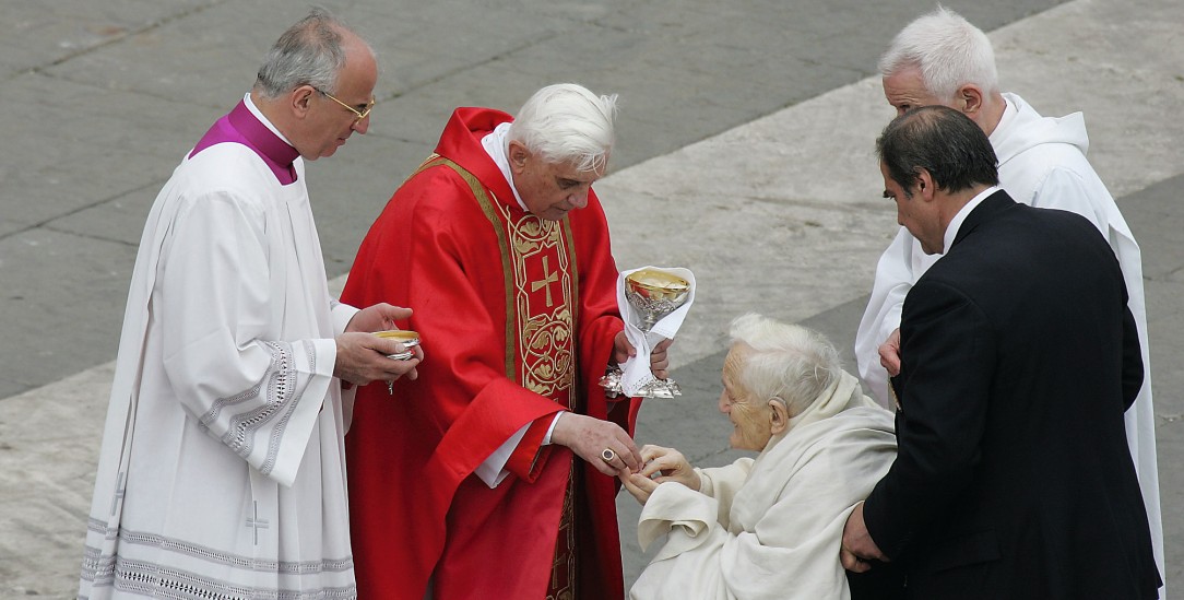 Gemeinsam? Geht doch! Beim Requiem für Johannes Paul II. reicht Kardinal Ratzinger (M.) im Jahr 2005 dem evangelischen Theologen Roger Schutz, Gründer der Gemeinschaft von Taizé, die Kommunion. (Foto: pa/ Pressefoto Ulmer)