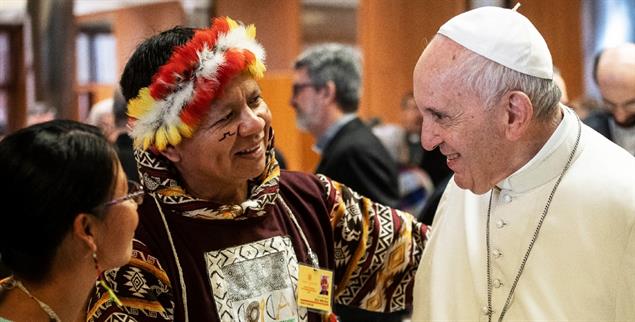 Papst Franziskus mit Indigenen auf der Amazonas-Synode im Vatikan (Foto: KNA)