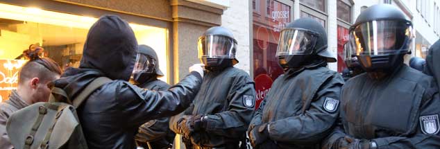Polizisten und Demonstranten stehen sich am 14.04.2015 in Lübeck in der Nähe des Rathauses gegenüber. Im Europäischen Hansemuseum findet  das Treffen der Außenminister der G7-Staaten statt. Rund 3500 Polizisten schützen die Veranstaltung - vor Blockupy? (Foto: pa/Marks)
