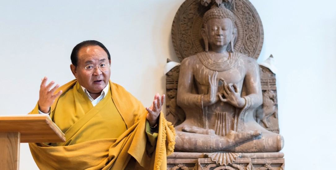 Meister oder Missbrauchstäter? Sogyal Rinpoche im Jahr 2016 in Bad Saarow, Brandenburg (Foto: PA/DPA/Patrick Pleul)