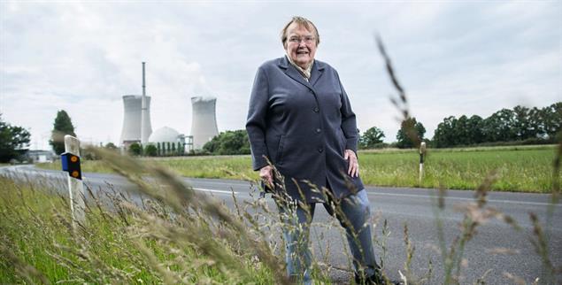 Am Schauplatz von »Die Wolke«: Gudrun Pausewang 2015 vor dem Kernkraftwerk Grafenrheinfeld (Foto: laif/Alex Kraus)
