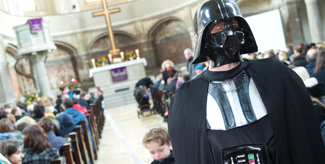 Star Wars Gottesdienst in der Berliner Zionskirche mit 400 teils verkleideten Besuchern: Der Film soll, so Schöpfer George Lucas, durchaus den Sinn für Spiritualität wecken (Foto: Jörg Carstensen/dpa)