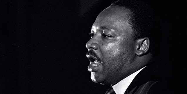 Martin Luther King bei seiner letzten, visionären Rede, die er am Abend des 3. April 1968 in Memphis hielt: »Ich habe das gelobte Land gesehen. Vielleicht werde ich nicht mit euch dorthin gehen können...« Einen Tag später wurde er ermordet. (Foto: pa/AP/Kelly)