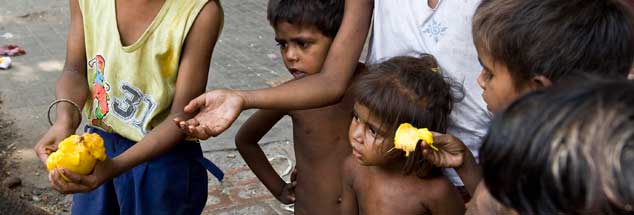 Kinder in einem Slum in Kalkutta: Was hat Reichtum mit Armut zu tun? Entwicklungsländern entgingen mehr als100 Milliarden US-Dollar jährlich, weil Konzerne ihre Gewinne und reiche Einzelpersonen ihre Vermögen in Steueroasen verschöben, um Steuern zu sparen, sagt die Entwicklungsorganisation Oxfam  (Foto: pa)