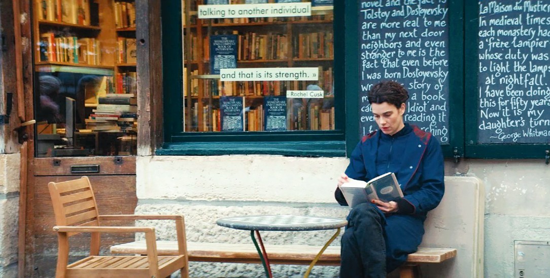 Zuflucht in der Literatur: Buchhändlerin Agathe Robinson (Camille Rutherford) wäre am liebsten in den Romanen Jane Austens zu Hause.(Foto: ©Splendid Film via Filmstarts.de)