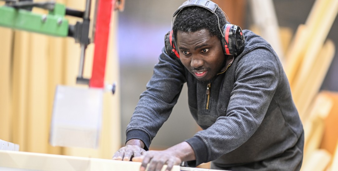 Gelungene Integration: Der Schreiner Omar Ceesay floh aus seinem Heimatland Lybien und arbeitet heute in einer Schreinerei in Baden-Württemberg (Foto: pa/Kästle)