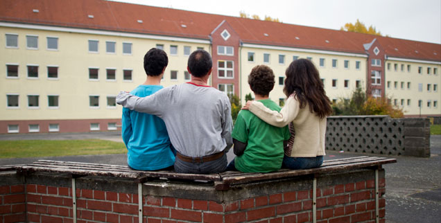 Glücklich die Flüchtlinge, die ihre Familie bereits nach Deutschland nachholen konnten. Nach dem vom Bundestag beschlossenen Kompromiss von SPD, CDU und CSU werden viele Syrer noch Jahre warten müssen, bis sie ihre Angehörigen wieder in die Arme nehmen können (Foto: pa/dpa/Patrick Pleul)