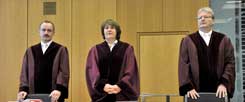 Entscheidung gefällt: Der 1. Senat des Bundesarbeitsgerichts mit der Vorsitzenden Richterin Ingrid Schmidt (M) und den Beisitzern Rüdiger Linck (l) und Ulrich Koch (r) am 20.11.2012 in Erfurt im Bundesarbeitgericht. (Foto: pa/Schutt)