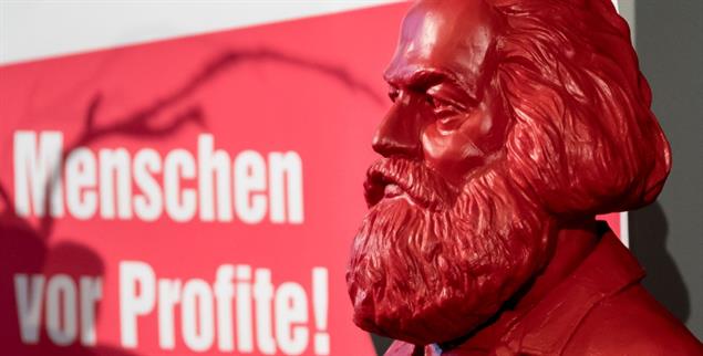  Karl-Marx-Figur des Künstlers Ottmar Hörl:Gefälle zwischen linkem Anspruch und Wirklichkeit. (Foto: pa / Peter Steffen)