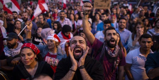 Beirut: Protest Anfang November gegen die Regierung im Libanon (Foto: pa/Yaghobzadeh)