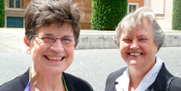 Pat Farrell (links) und Janet Mock: Desillusioniert nach der Rückkehr aus Rom, aber immer noch mit »keep smiling«-Attitüde. Wie wird sich der Verband der US-amerikanischen Ordensfrauen jetzt entscheiden? (Foto: www.catholicanada.com)