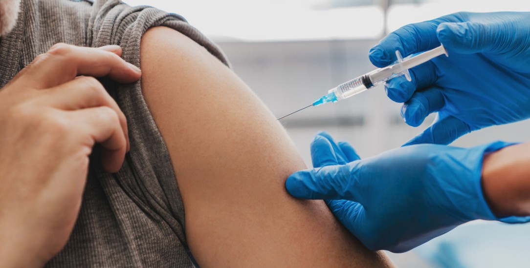 Viele warten sehnsüchtig darauf, diese ist schon dran: Eine Frau wird gegen Covid-19 geimpft (Foto: Getty Images/iStockphoto/Inside Creative House)
