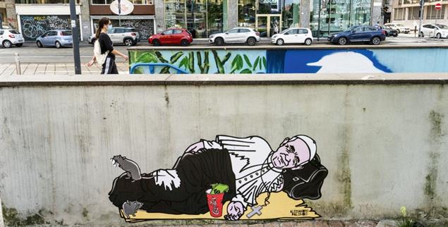 Der obdachlose Papst: Graffiti des Streetartkünstlers AleXsandro Palombo im Mai 2020 in Mailand. (Foto: kna)