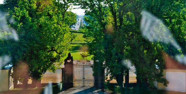 Vergangenheit trifft Gegenwart: Blick aus dem Garten von Barockschloss Fürstenried auf das weit entfernte Zentrum von München. Der Weg dorthin ist heute eine Autobahn. Dass die Gesellschaft für eine Glaubensreform jüngst ausgerechnet in Fürstenried ihre erste Jahrestagung abhielt, war symbolisch. Hier waren Spurenleser unterwegs, die das Christentum aus dem Gestern ins Morgen führen wollen. (Foto: glaubensreform/Teymurian)