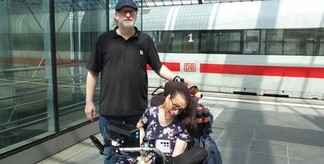 Gerne unterwegs: Bei aller Kritik an der Bahn - Karin Cordes-Zabel und Frank Cordes fahren gerne mit dem Zug. Um das Geld fürs Hotel zu sparen, fahren sie oft über Nacht (Foto: Ulrike Scheffer)