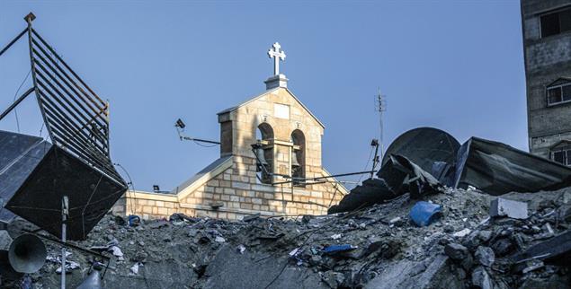 Leben zwischen Bombentrichtern: Die orthodoxe Kirche St. Porphyrius in Nord-Gaza. (Foto: pa/ Anadolu/Ali Jadallah)