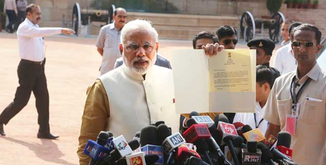 Der neue Premier Indiens, Narendra Modi (Foto), hält einen Brief des indischen Präsidenten hoch, der ihn darin auffordert, nun offiziell die neue Regierung zu bilden. Die BJP, die Partei Modis, hat so viele Sitze im indischen Unterhaus gewonne, dass sie ohne Unterstüzung anderer Parteien regieren könnte. (Foto: pa/Money Sharma)
