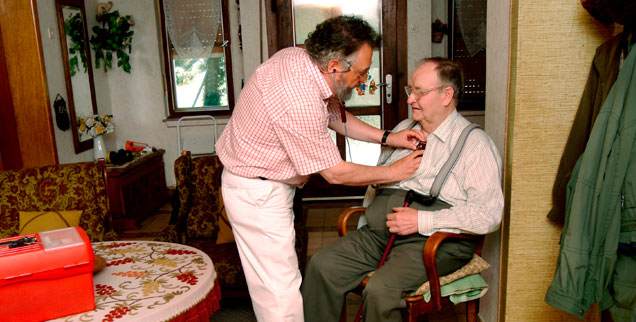 Landarzt beim Hausbesuch: Die Österreicher sind mit ihrem Gesundheitssystem sehr zufrieden und bezahlen durchschnittlich halb so viel an Beiträgen wie die Deutschen (Foto: pa/Rose)