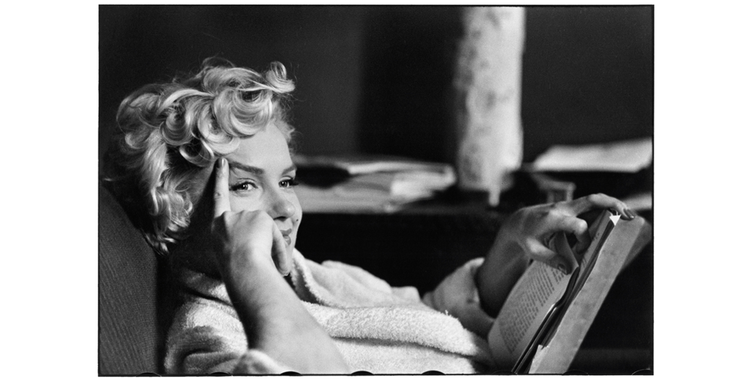 Jenseits des Spektakels: Der Fotograf Elliott Erwitt betonte, dass Marilyn Monroe eine kluge Frau war. Er fing oft ihre Nachdenklichkeit ein. (Foto: © Elliott Erwitt)