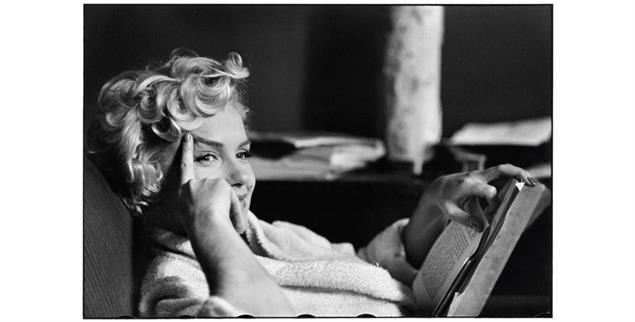 Jenseits des Spektakels: Der Fotograf Elliott Erwitt betonte, dass Marilyn Monroe eine kluge Frau war. Er fing oft ihre Nachdenklichkeit ein. (Foto: © Elliott Erwitt)
