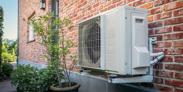  Machen aus 100 Kilowatt Strom bis zu 400 Kilowatt Wärme im Haus: Außengerät einer Wärmepumpe (Foto: istockphoto/NAPA74)