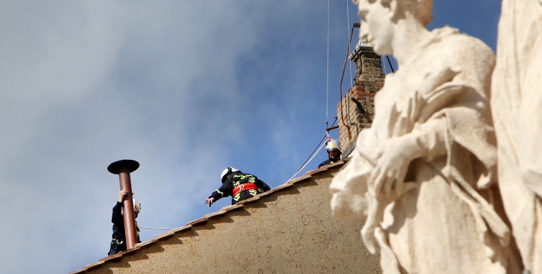Für den Rauch nach altem Brauch: Montage des Schornsteins auf dem Dach der Sixtinischen Kapelle (Foto: pa/dpa)