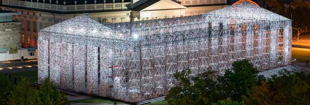 Blick auf das beleuchtete documenta-Kunstwerk »The Parthenon of Books« der argentinischen Künstlerin Marta Minujin, die Wände sind mit Tausenden von Büchern versehen, die irgendwo auf der Welt verboten waren oder sind (Foto: pa/Zucchi)