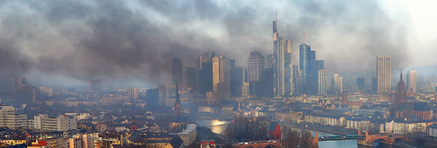 Der Rauch über Frankfurt, der am Mittag weithin zu sehen war, hat sich inzwischen gelegt: Zwar wurde der Blockupy-Protest von Gewalt überschattet, doch machten viele Tausend Menschen auch ihre Sehnsucht nach einem anderen, menschlicheren Europa deutlich.  (Foto: pa/dpa/Hi.Res.Cam GmbH)