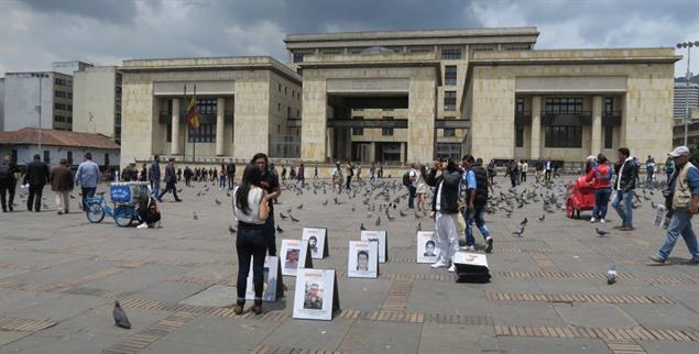 Vor dem Justizpalast in Bogotá: Menschenrechtler fordern Aufklärung und Entschädigung (Foto: Henkel)