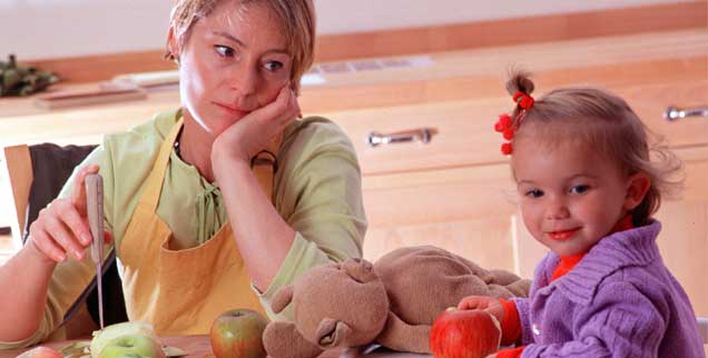 Für ewig zu Hause bleiben? Für manche Mutter ist das Betreuungsgeld, das die CSU durchsetzte, das falsche Signal mit fatalen Folgen für die eigene berufliche Entwicklung (Foto: pa/Maya/Enjoy/Oredia)