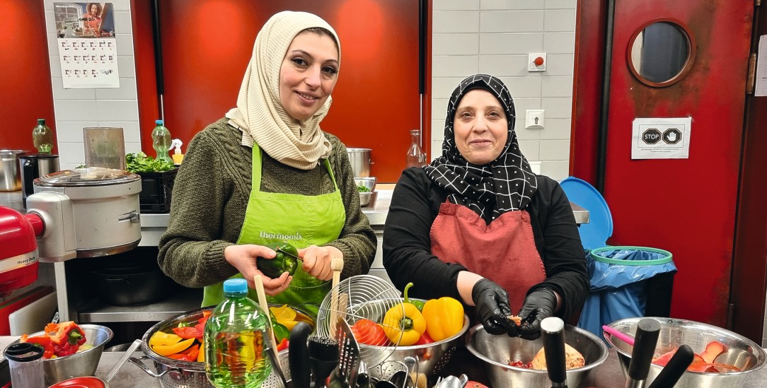 »Hier riecht es immer gut«: Hebatollah Rahmon (links) und Shahrazad Hamo in der Küche von Chickpeace (Foto: Constanze Bandowski)