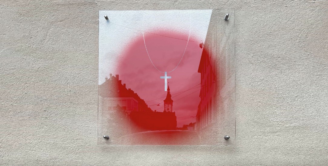 Schmerzpunkt auf Acryl: Der rote Kreis mit dem Kreuz am Band erinnert an sexuellen Missbrauch in der katholischen Kirche. Pfarreien können die Installation bei sich anbringen und so Teil einer notwendigen Erinnerungskultur werden. (Foto: Katholikentag.de / Schmerzpunkt)
