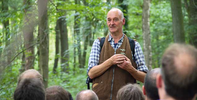 Naturführer Michael Zobel bietet seit Jahren Waldspaziergänge im Hambacher Forst an. In einem offenen Brief fordert er die Landesregierung von Nordrhein-Westfalen auf, den Konflikt um den Hambacher Wald nicht durch eine Rodung erneut anzuheizen (Foto: naturfuehrung.com)