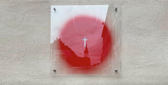 Schmerzpunkt auf Acryl: Der rote Kreis mit dem Kreuz am Band erinnert an sexuellen Missbrauch in der katholischen Kirche. Pfarreien können die Installation bei sich anbringen und so Teil einer notwendigen Erinnerungskultur werden. (Foto: Katholikentag.de / Schmerzpunkt)
