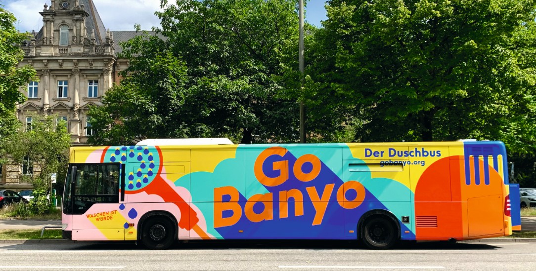 Zum Duschen umgebaut: Der Hamburger Verkehrsbund hat GoBanyo den alten Linienbus zur Verfügung gestellt. Darin gibt es drei Badezimmer. (Foto: GoBanyo)