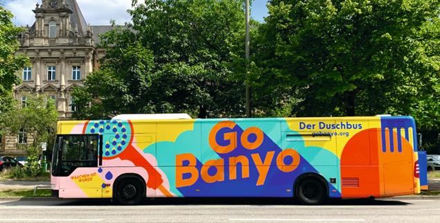 Zum Duschen umgebaut: Der Hamburger Verkehrsbund hat GoBanyo den alten Linienbus zur Verfügung gestellt. Darin gibt es drei Badezimmer. (Foto: GoBanyo)