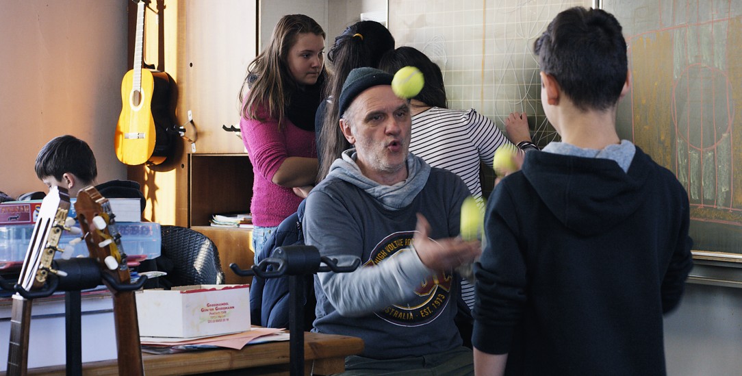 Herr Bachmann unterrichtet auf seine eigene Art (Foto: © Madonnen Film)