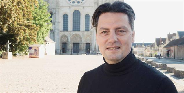 Der Musiker und Komponist Helge Burggrabe vor der Kathedrale von Chartres (Foto: Uwe Birnstein)