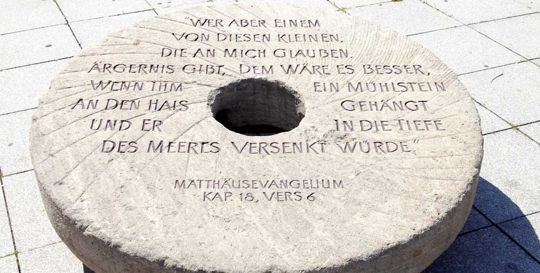 Mahnung: Der Mühlstein der »Initiative gegen Gewalt« erinnert an den Fluch Jesu (Foto: Anna Mertens/KNA)
