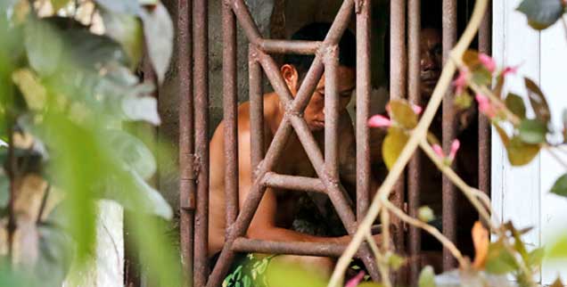 Von Thailand bis nach Thüringen: Weltweit leben und arbeiten Menschen als Sklaven. Hier in einer Fischfabrik in Indonesien, die ihre Arbeiter sicherheitshalber hinter Gittern hält - sie könnten ja weglaufen. (Foto: pa/ap/Alangkara)
