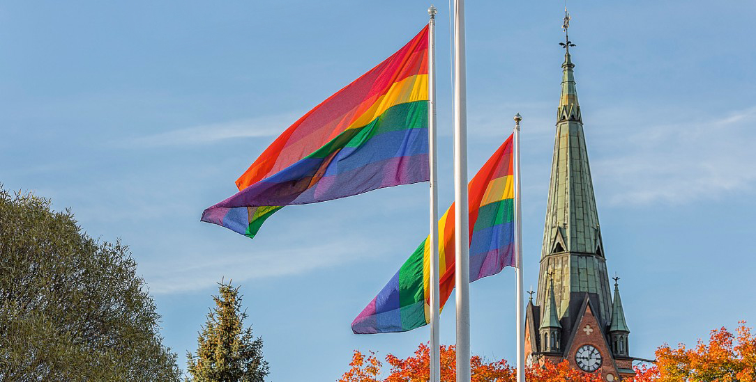 Regenbogen-Flaggen als Zeichen der Solidarität mit queeren Menschen. (Foto: istockphoto/NiklasEmmoth)