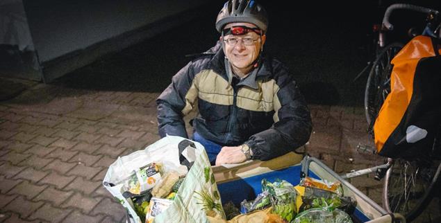 Frisch aus der Tonne: Pater Jörg Alt mit dem Diebesgut (Foto: epd-bild/Valeska Rehm)