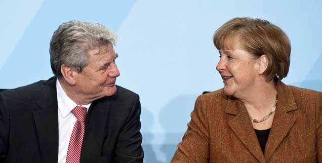 Joachim Gauck und die Bundeskanzlerin unterhalten sich dieser Tage angeregt: Erst wollte Angela Merkel Gauck nicht als Bundespräsidenten und setzte Wulff durch. Jetzt ist Gauck ihr Coup. (Foto: pa/ Schlesinger)