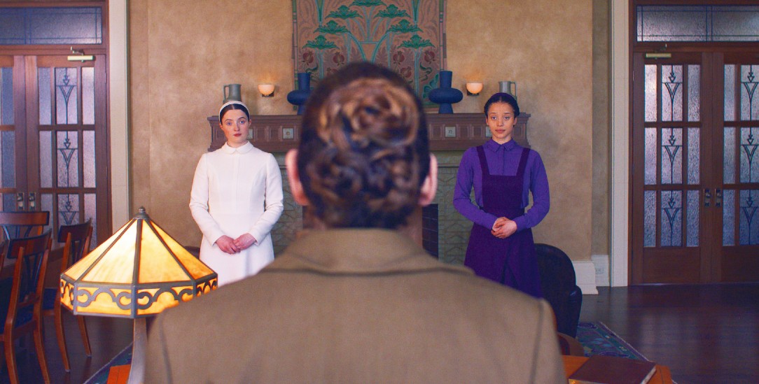 Brutal oder normal? Daisy und Agnes blicken aus unterschiedlichen Perspektiven auf das totalitäre Gilead.