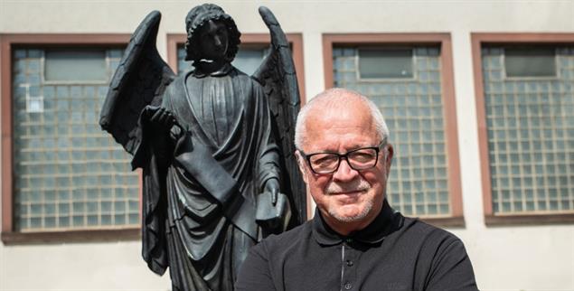 Erinnern und verändern: Hans-Peter Hoogen,geboren 1947, vor dem Mahnmal Homosexuellenverfolgung in Frankfurt/Main. Er hat die Initiative dafür mitgegründet (Foto: Yvonne Schwehm/Ypspunkt.de)