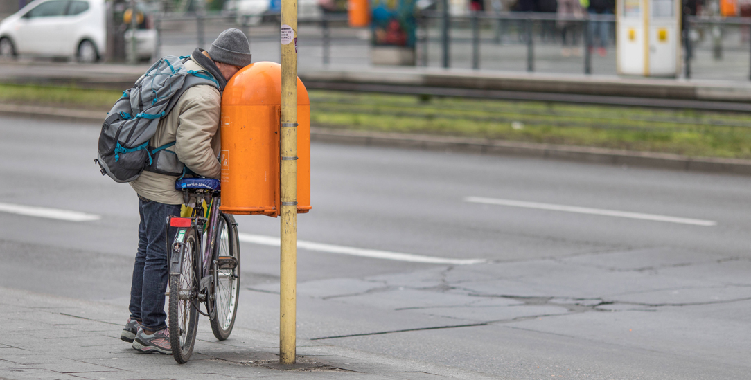 Ein Flaschensammler auf der Suche nach Pfandgut: Das ZdK fordert eine Sozialpolitik, die Teilhabe sichert. (Foto: imago images / Dirk Sattler)